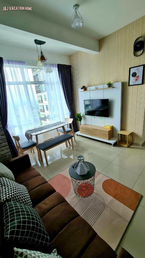 J&J Vacation Home@Novo8 Residence Kampong Tambak Экстерьер фото