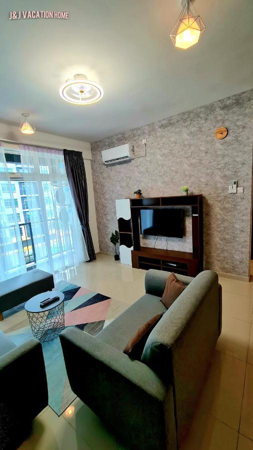 J&J Vacation Home@Novo8 Residence Kampong Tambak Экстерьер фото