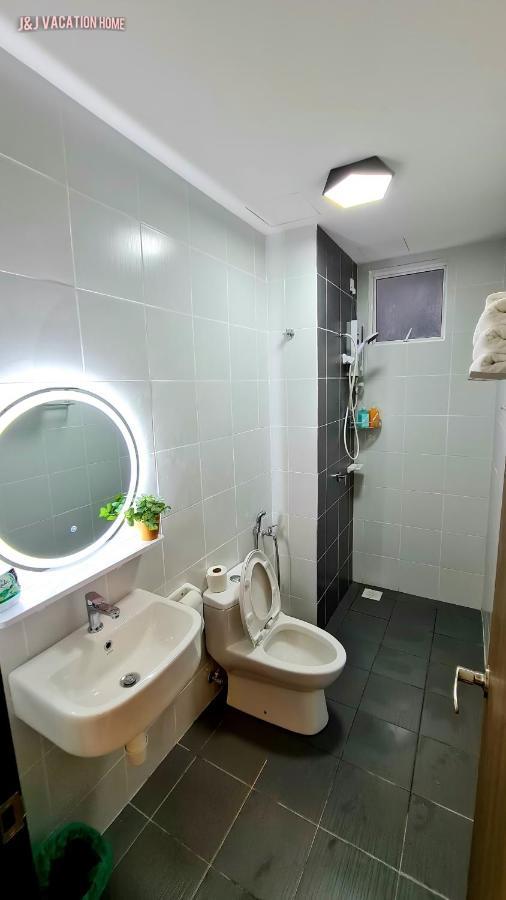 J&J Vacation Home@Novo8 Residence Kampong Tambak Экстерьер фото